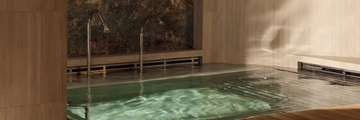 Ein luxuriöses Wasserbecken auf einem der Explora Schiffe im Wellness & Spa Bereich.