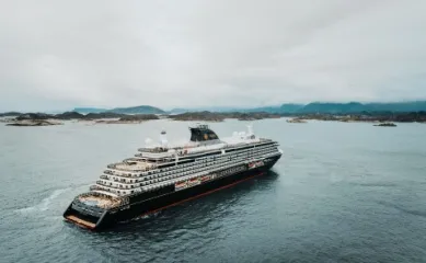 Eines der luxuriösen Explora Journeys Schiffe vor der kalten Küste Grönlands.