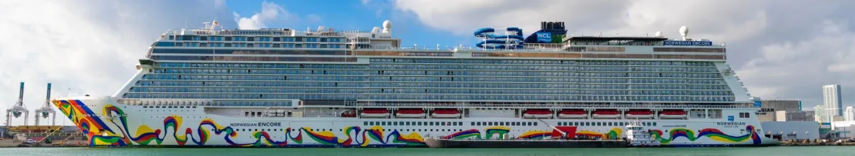 Modernes und bunt verziertes Kreuzfahrtschiff der Norwegian Cruise Line im Hafen von Miami.