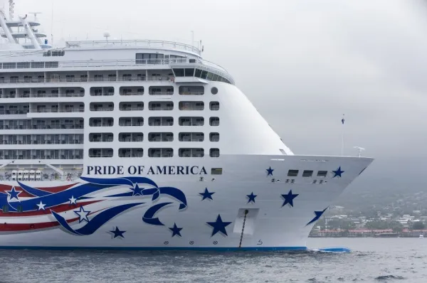 Die NCL Pride of America im Hafen Kona, Hawaii mit Sichtbarem Schriftzug auf dem Kreuzfahrtschiff.