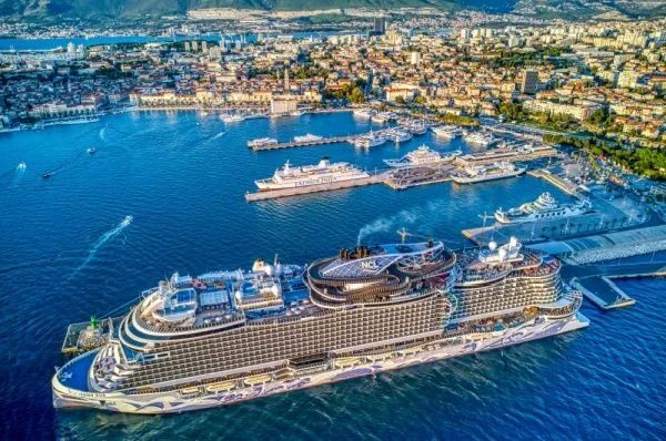 Kreuzfahrtschiff Norwegian Viva im Hafen von Split mit der Stadt im Hintergrund.