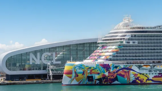 Das Schiff Norwegian Aqua am NCL Terminal im Port of Miami.