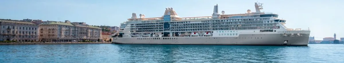 Die Silver Nova an einem Hafen in Italien bei klarem Himmel.