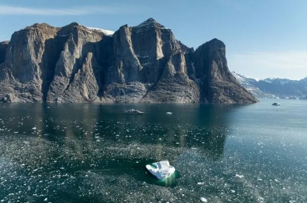 Die Silver Endeavour in Grönland auf dem Uummannaq Fjord mit Eisbergen im Hintergrund.