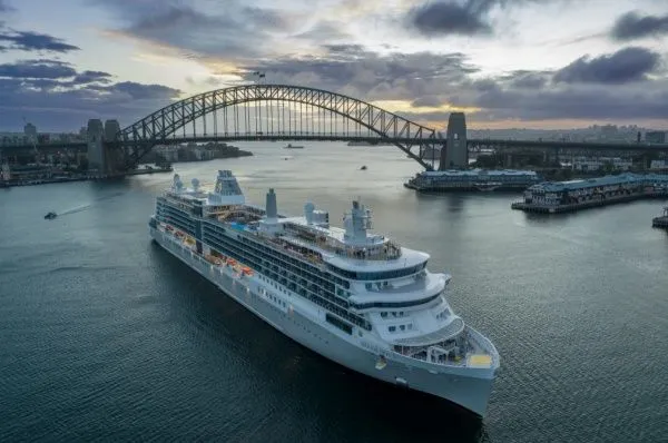 Die Silver Nova vor der Harbour Bridge in Sydney, Australien.