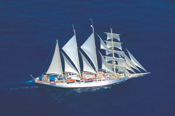 Schiff der Star Clippers Flotte auf hoher See bei dunkleblauem Meerwasser.