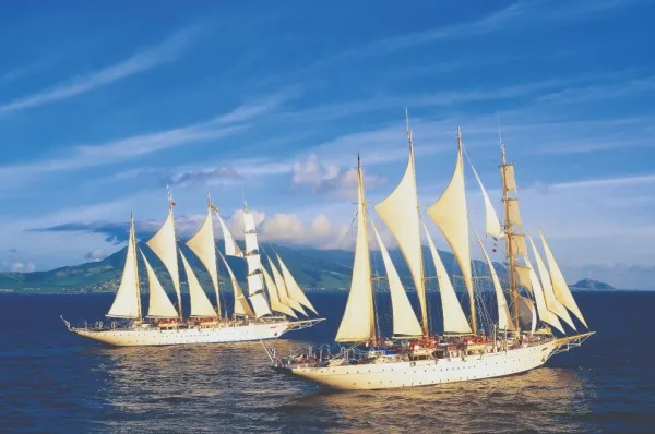 Star Clipper und Star Flyer auf hoher See bei klarem Himmel mit weitem Horizont.
