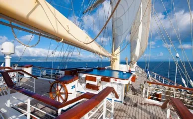 Deck eines Star Clippers Segelschiffs bei klarem Himmel und Sonnenschein auf hoher See.