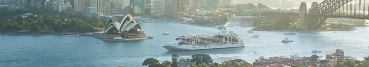 Das Kreuzfahrtschiff Seven Seas Voyager fährt in Sydney in den Hafen.