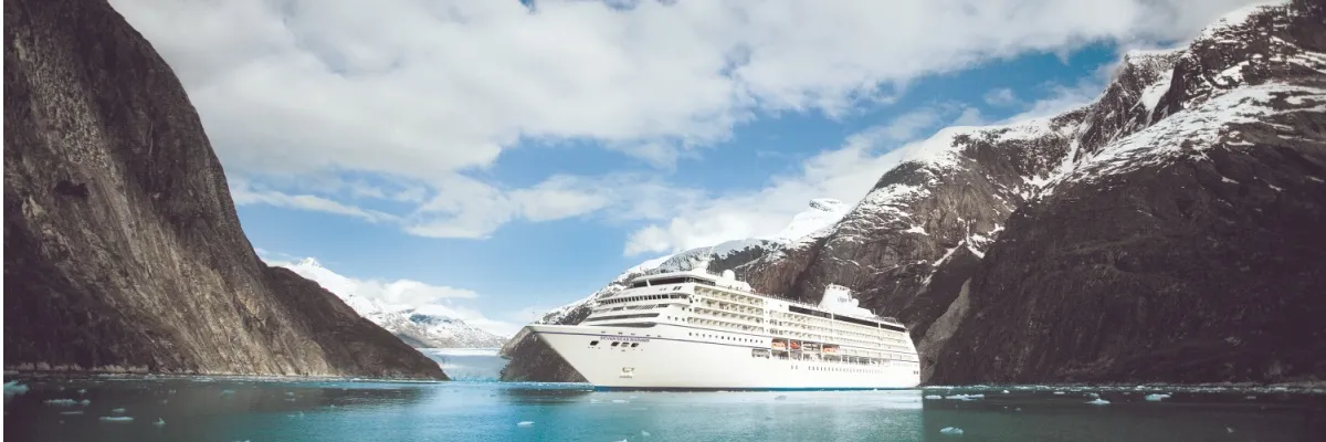 Die Seven Seas Mariner in Seitenlage zwischen Felsformationen bei Alaska.