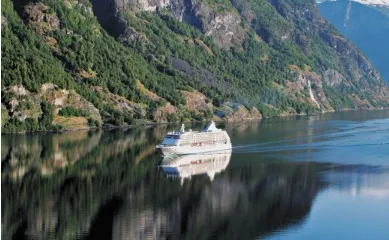 Die Seven Seas Voyager, einem luxuriösen Kreuzfahrtschiff von Regent Seven Seas Cruises, im Geiranger-Fjord in Norwegen.