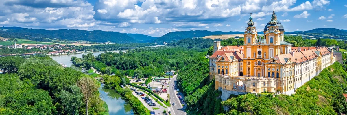 Donau-Flusskreuzfahrten zum Sparpreis - jetzt bei den A-ROSA Black Friday Angeboten zuschlagen Das imposante Stift Melk auf bewaldeten Hängen hoch über der Donau