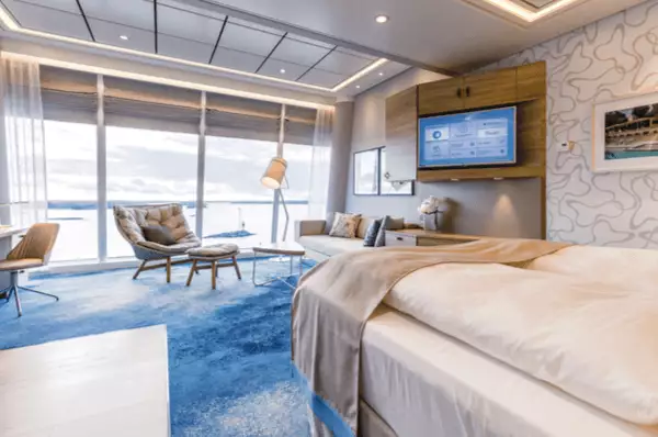 Die geschmackvoll eingerichtete Himmel & Meer Suite auf der <i>Mein Schiff 6</i>.