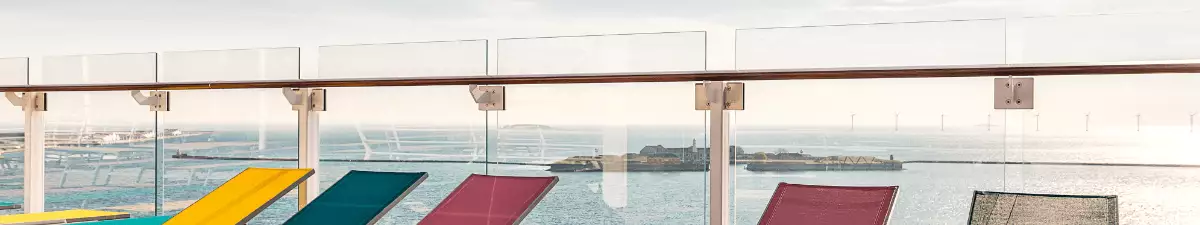 Genießen Sie den Ausblick vom Sonnendeck der Mein Schiff 6.