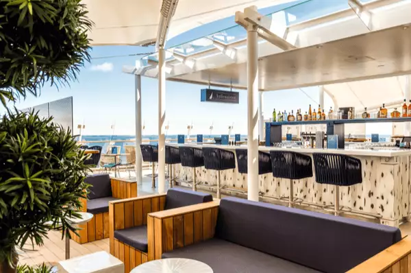 Die Außenalster - Bar & Grill auf der <i>Mein Schiff 6</i> mit stilvollem Ambiente.