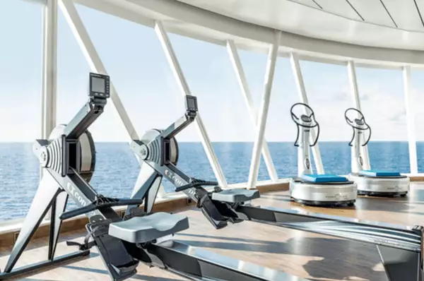 Verausgaben Sie sich im hochmodernen Fitnesscenter an Bord der <i>Mein Schiff 6</i>.