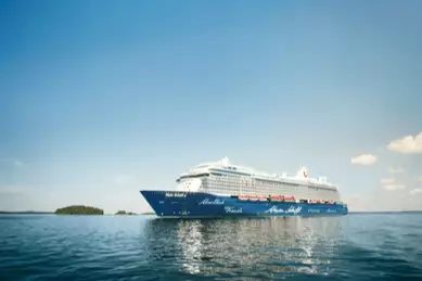 Die <i>Mein Schiff 6</i> schräg von vorne auf hoher See.