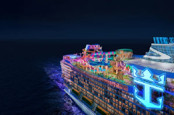 Legend of the Seas bei Nacht Die Legend of the Seas bei Nacht auf dem Wasser, bunt beleuchtet. Man sieht viele Attraktionen darunter Wasserrutschen.