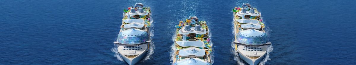 Drei Royal Caribbean Schiffe von vorne fotografiert, wie sie über das Meer nebeneinander schippern.