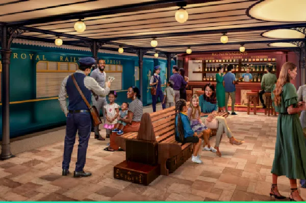 Legend of the Seas Gastronomie Das Royal Railway-Restaurant gut besucht von einigen Passagieren, darunter Kinder. Im Hintergrund sieht man eine Bar und im Vordergrund steht ein Mann, der als Bahnangestellter verkleidet ist.