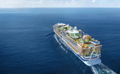 Die Legend of the Seas schippert über das blaue weite Meer.