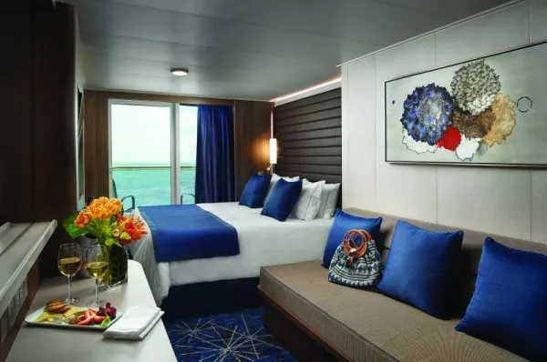 Balkonkabine in blau-weißem Design an Bord der Norwegian Bliss.