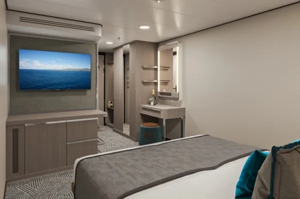 Innenkabine NCL Innenkabine an Bord der Norwegian Aqua mit Doppelbett in zeitlosem, grauen Design mit Flachbildfernseher und Ankleide.