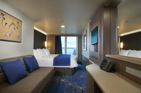 Mini-Suite an Bord der NCL-Schiffe mit Doppelbett und Schlafcouch sowie Balkon.