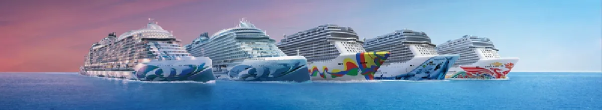 Fünf Schiffe von NCL auf dem Meer aneinandergereiht.