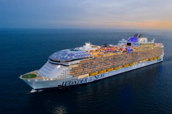 Royal Caribbean Flotte Die Wonder of the Seas auf dem Meer am Abend hell beleuchtet.