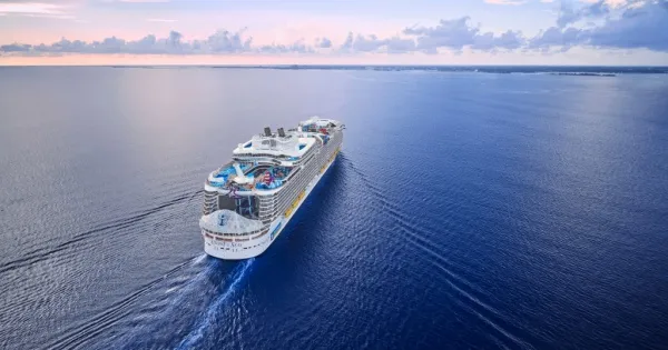 Die Utopia of the Seas aus der Vogelperspektive von hinten fotografiert, wie sie über das weite Meer schippert.