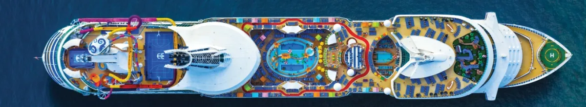 Aus der Vogelperspektive zeigt sich das gesamte Leben an Bord, von den glitzernden Pools bis hin zu den Sportplätzen.