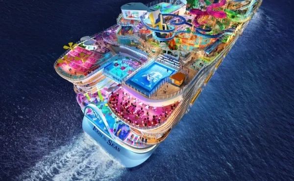Aus Vogelperspektive wird das Bordleben auf dem Royal Caribbean Schiff Icon of the Seas gezeigt.