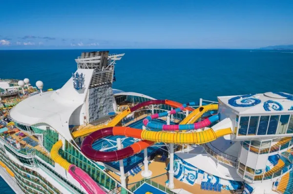 Die Vogelperspektive enthüllt das bunte Treiben an Deck, wo Wasserrutschen und glitzernde Pools eine überwältigende Vielfalt bieten.