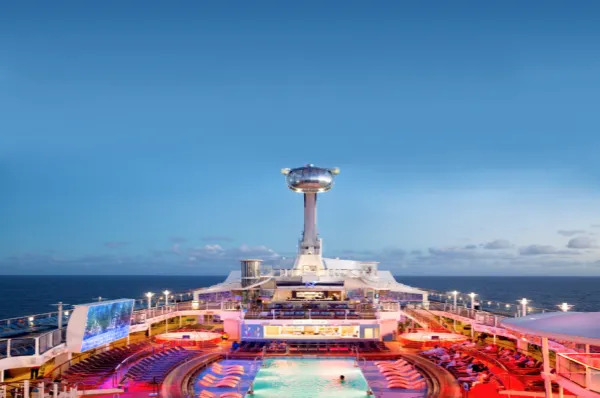 Momentaufnahme der Bordwelt von Anthem of the Seas unter einem blauen Himmel.