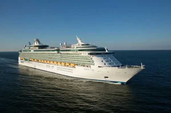 Das Schiff Freedom of the Seas gleitet majestätisch durch das tiefblaue Wasser.