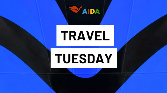 AIDA Travel Tuesday 2026 Ein Werbebanner für den AIDA Travel Tuesday mit dem bunten AIDA Logo und blauen Wellen im Hintergrund.