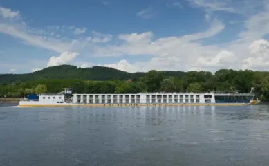 Die frisch renovierte Ms VistaDiamond auf der Donau von der Seite vor einem Wald fotografiert.