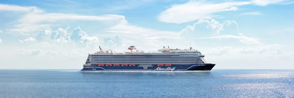 Ab Sommer für Sie auf See: Mein Schiff Flow Rendering von Mein Schiff Flow: Seitenansicht des Schiffes an einem sonnigen Tag auf See. Am Himmel sind einige kleine Wolken zu sehen.