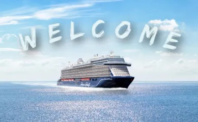 Willkommensreisen mit Mein Schiff Flow Mein Schiff Flow auf dem Meer. Darüber das Wort Welcome in weißer Schrift.