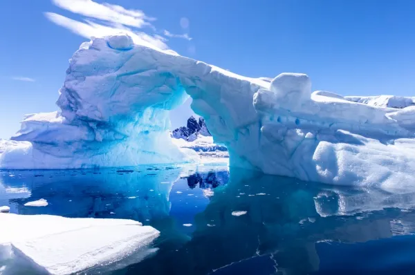 Gletscher und Eisformationen im tiefblauen Meer der Antarktis. Copyright: Piet van den Bemd