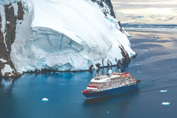 Das kleine Expeditionsschiff MS Sea Spirit von Poseidon Expeditions fährt im kalten Meer vorbei an beeindruckenden Gletschern und Eisbergen. Copyright: Vadim Makhorov