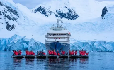 Sieben Zodiacs in der Antarktis schwimmen vor der MS Sea Spirit. Die Leute auf den Booten tragen die roten Jacken von Poseidon Expeditions. Copyright: Piet van den Bemd