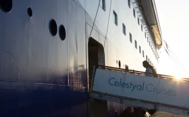 Das Logo von Celestyal Cruises auf dem Aufgang zu einem Schiff.