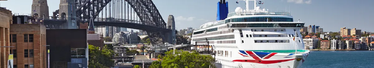 Vorderansicht der Aurora von P&O Cruises im Hafen von Sydney, mit der britischen Flagge am Bug.