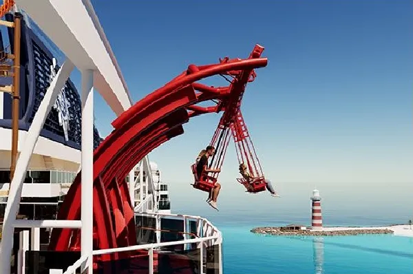 The Cliffhanger Große rote Schaukel "The Cliffhanger" am Seitenrand des Schiffes MSC World Atlantic.