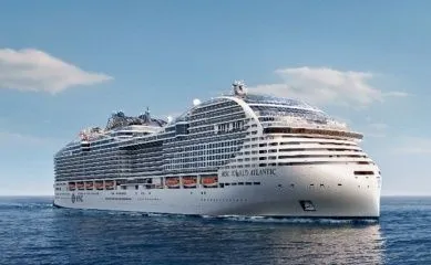 Die MSC World Atlantic von schräg vorne, augezeichnet durch ihren markanten Rumpf.