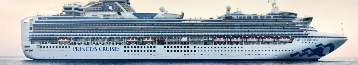 Das Schiff Sapphire Princess gleitet über das tiefblaue Wasser.
