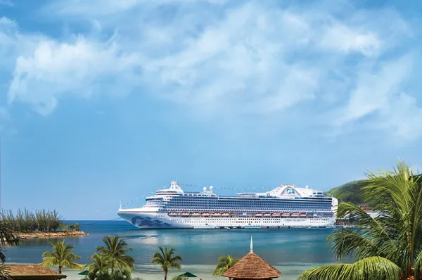 Das Schiff Crown Princess kommt zur Küste von Jamaika.