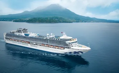 Das Schiff Diamond Prinzess gleitet im tiefblauen Wasser.